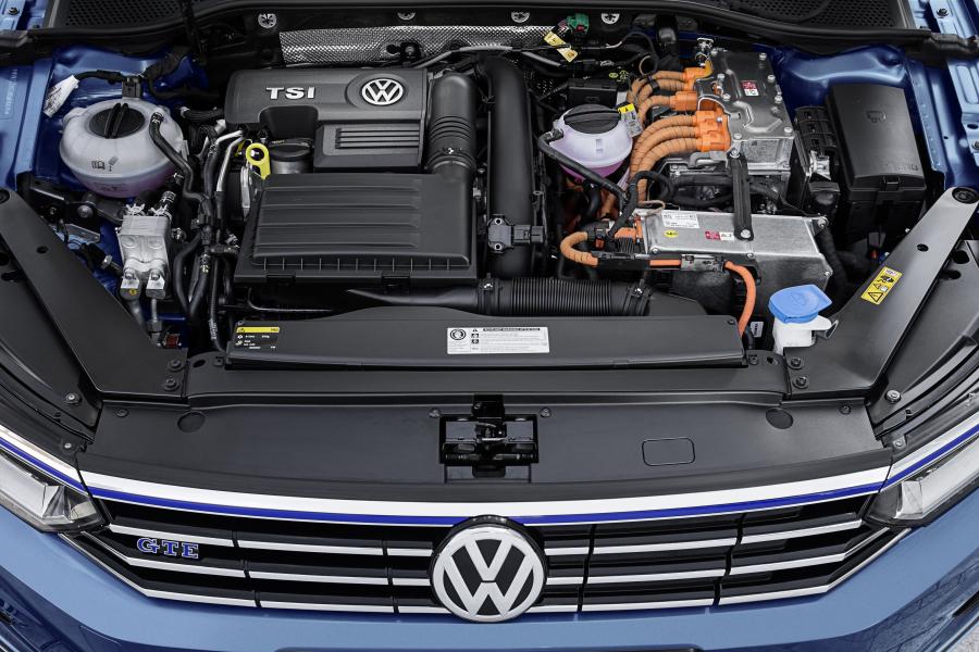  Volkswagen Passat Variant GTE 2015 года  (фото 15 из 30)
